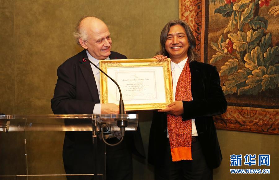 (新華全媒頭條·壯闊歷程40年系列述評·圖文互動)(10)舉旗定向 康莊大道——從改革開放40年看中國自信