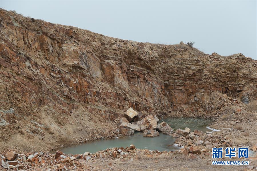 （新華視點&middot;圖文互動）（1）挖掘作業(yè)距漢墓中心僅20米，村民住房出現(xiàn)裂縫&hellip;&hellip;&ldquo;造地&rdquo;如何變挖山？