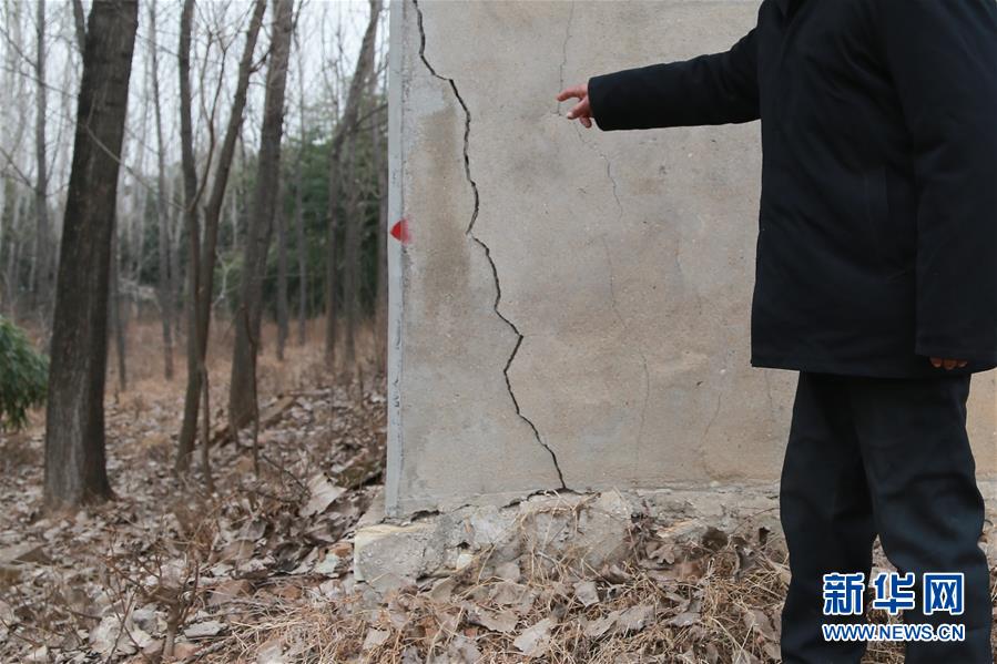 （新華視點&middot;圖文互動）（3）挖掘作業(yè)距漢墓中心僅20米，村民住房出現(xiàn)裂縫&hellip;&hellip;&ldquo;造地&rdquo;如何變挖山？