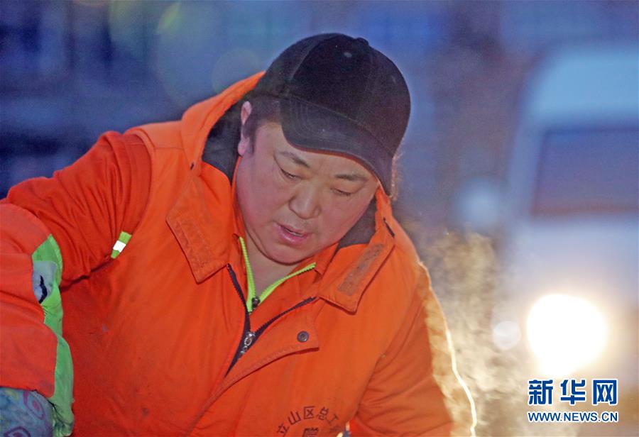 (新春走基層·代表委員履職)(1)馬路牙子上當代表——環衛工人莊艷的履職故事