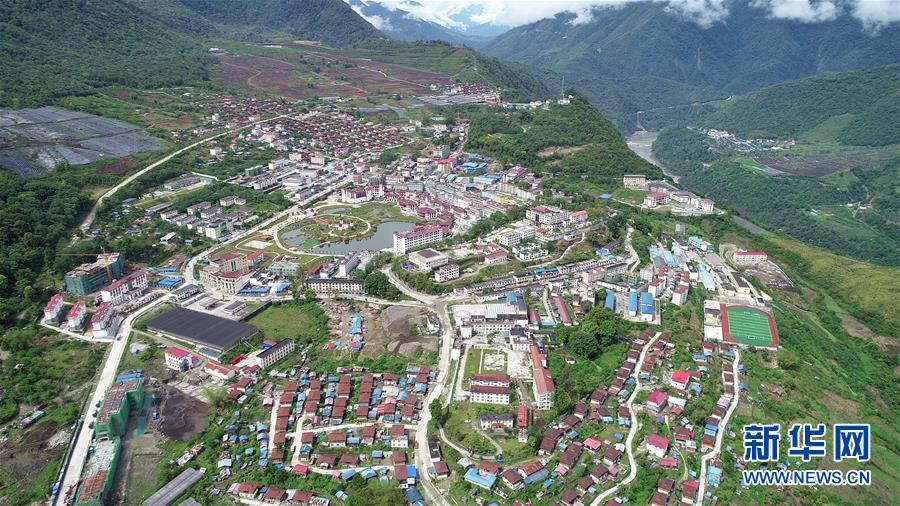 （兩會前夕看落實&middot;圖文互動）（1）格桑花開 幸福路寬&mdash;&mdash;西藏落實習(xí)近平總書記全國兩會重要講話精神紀實