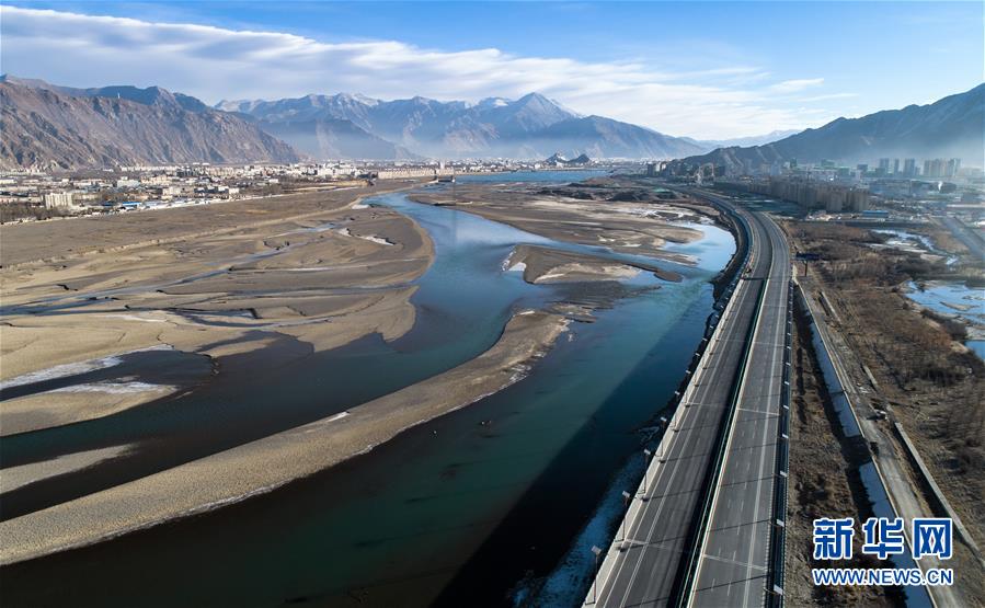 （兩會前夕看落實&middot;圖文互動）（2）格桑花開 幸福路寬&mdash;&mdash;西藏落實習(xí)近平總書記全國兩會重要講話精神紀實