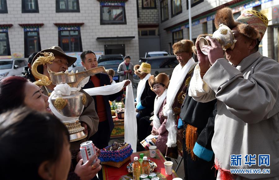 （兩會前夕看落實&middot;圖文互動）（4）格桑花開 幸福路寬&mdash;&mdash;西藏落實習(xí)近平總書記全國兩會重要講話精神紀實