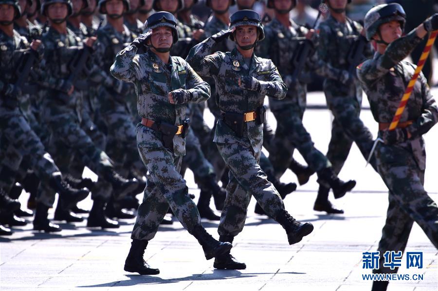 （新華全媒頭條·強(qiáng)軍思想引領(lǐng)新征程·圖文互動(dòng)）（4）那一刻，我們光榮接受檢閱