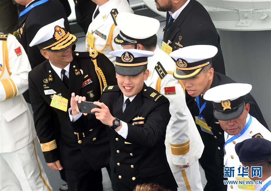 （新華全媒頭條&middot;人民海軍70年&middot;圖文互動）（15）奏響新時代海上和平樂章&mdash;&mdash;人民海軍成立70周年海上閱兵活動紀(jì)實