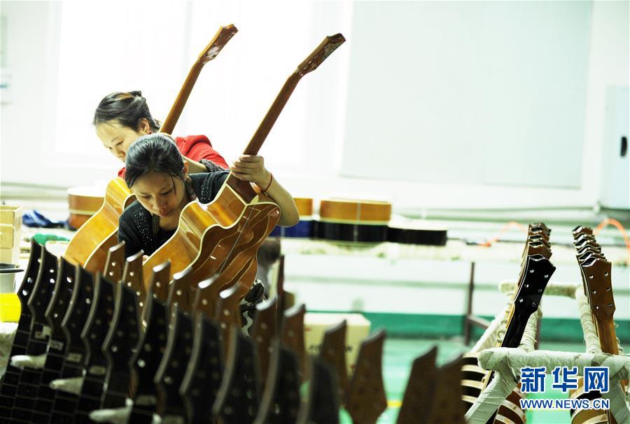 (在習近平新時代中國特色社會主義思想指引下——新時代新作為新篇章·圖文互動)(1)貴州正安:吉他奏響發展“神曲”