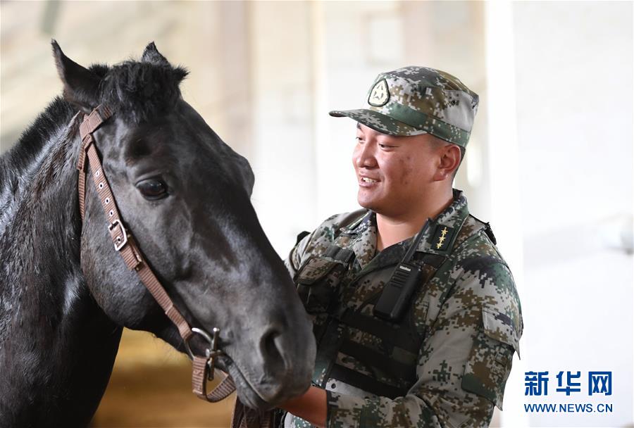 （新華全媒頭條&middot;愛國情 奮斗者&middot;圖文互動(dòng)）（4）初心不改 紅心向黨&mdash;&mdash;西部戰(zhàn)區(qū)陸軍某旅玉樹獨(dú)立騎兵連連長尼都塔生一家四代跟黨走紀(jì)實(shí)