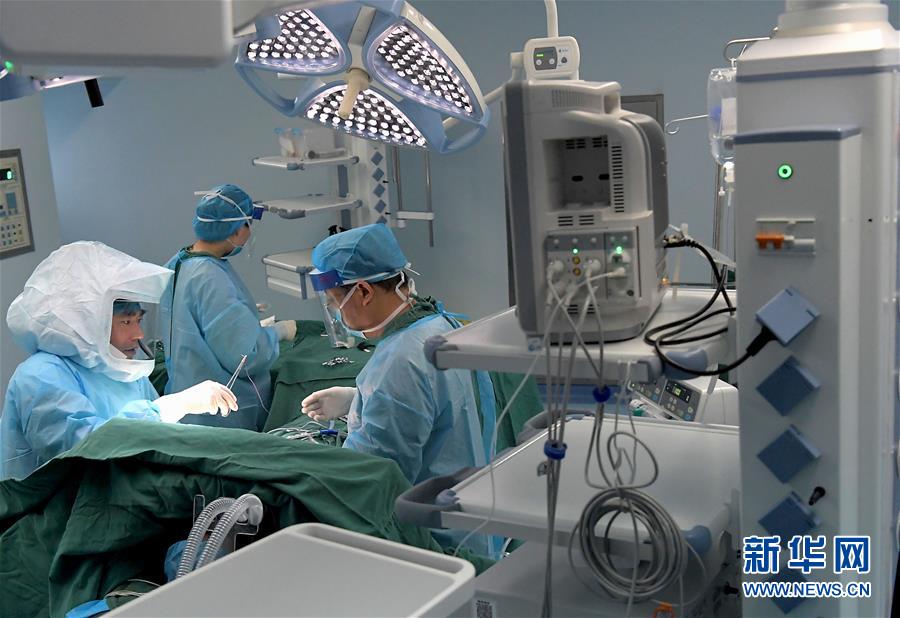 （中國網事&middot;感動2019&middot;圖文互動）（2）為艾滋病患者主刀的醫生馮秀嶺：每個生命都值得尊重