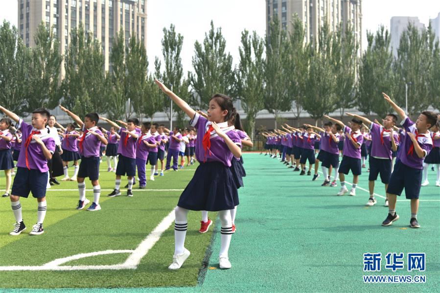 （體育&middot;圖文互動）（1）（在習近平新時代中國特色社會主義思想指引下&mdash;&mdash;新時代新作為新篇章&middot;總書記關心的百姓身邊事）奔跑吧，少年！&mdash;&mdash;體育讓孩子們插上強壯的翅膀（配本社同題文字稿）