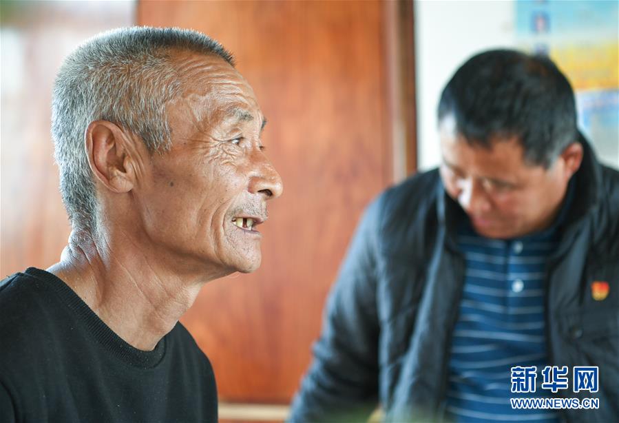 (在習近平新時代中國特色社會主義思想指引下——新時代新作為新篇章·總書記關心的百姓身邊事·圖文互動)(2)一本“村官”日記里的扶貧路——小故事里的大情懷之四