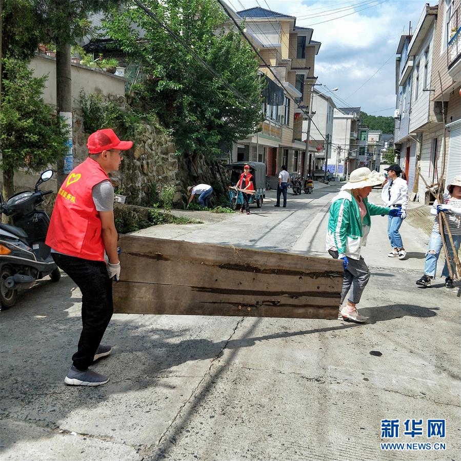 （新華全媒頭條&middot;時代先鋒&middot;圖文互動）（4）換得秋實一夏花&mdash;&mdash;追記基層青年紀檢監察干部李夏