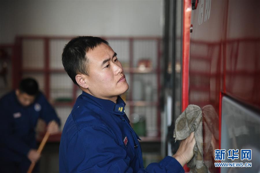 （走基層 聽民聲&middot;圖文互動）（3）皚皚白雪中的一抹&ldquo;火焰藍&rdquo;&mdash;&mdash;走近中國最北消防員