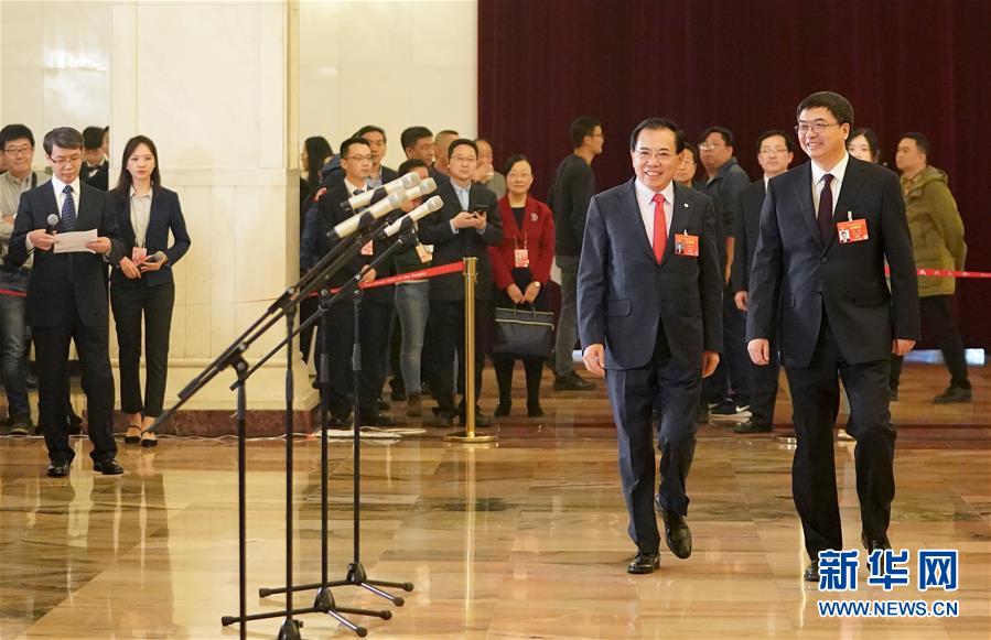 （兩會&middot;面對面）（13）全國人大代表接受采訪