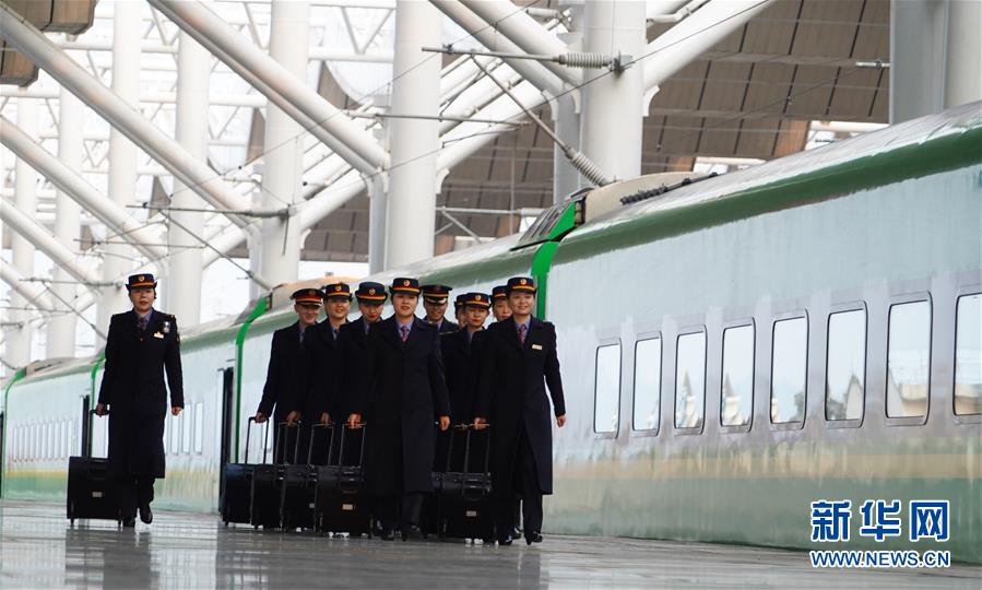 （新春走基層&middot;圖文互動）（6）站臺上的&ldquo;兩塊表&rdquo;