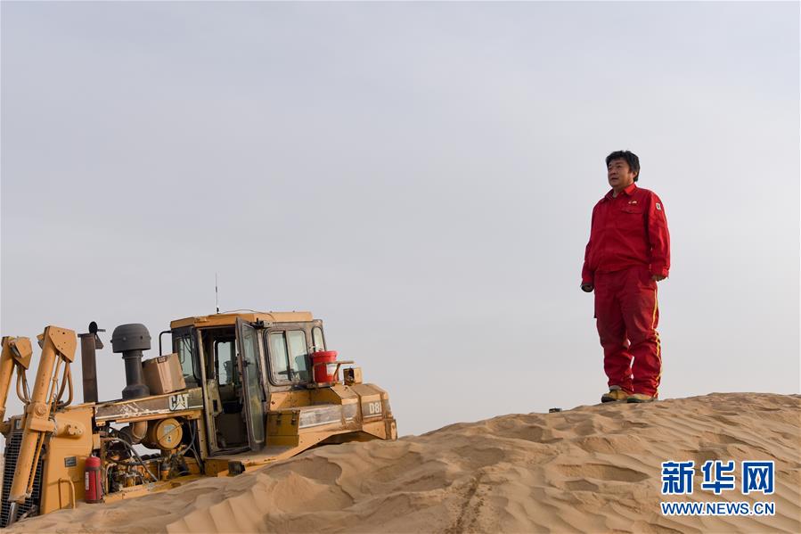 （新春走基層&middot;圖文互動）（1）特寫：與車為伴，獨行沙海