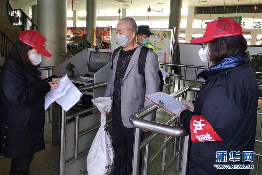 （做好六穩(wěn)工作 應(yīng)對復(fù)雜局面&middot;圖文互動）（3）四川：&ldquo;點(diǎn)對點(diǎn)、一站式&rdquo;送農(nóng)民工安全返崗