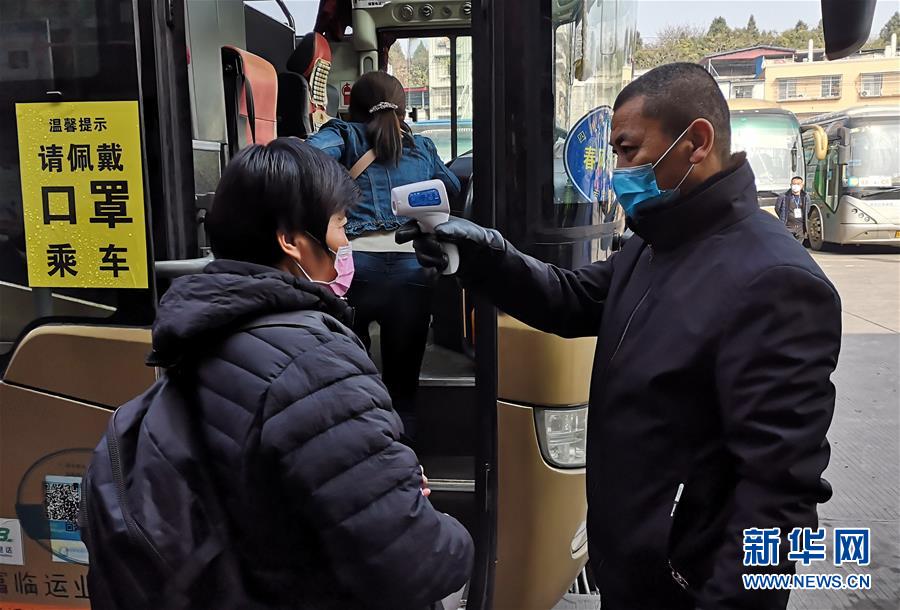 （做好六穩(wěn)工作 應(yīng)對復(fù)雜局面&middot;圖文互動）（4）四川：&ldquo;點(diǎn)對點(diǎn)、一站式&rdquo;送農(nóng)民工安全返崗