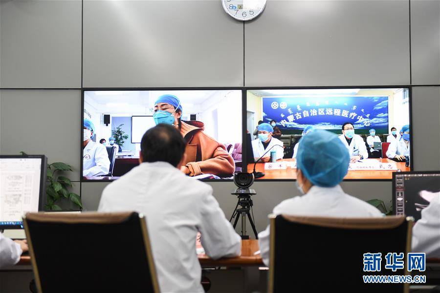 （聚焦疫情防控&middot;圖文互動）（3）特寫：遠程醫(yī)療中心里的生命接力