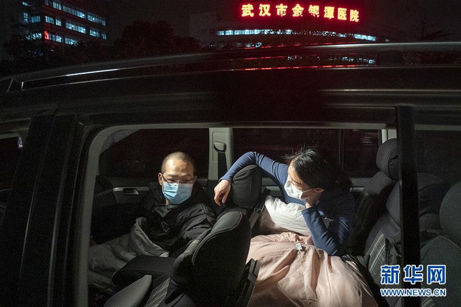 （一線抗疫群英譜&middot;圖文互動）（4）特寫：為節省10分鐘，這對醫護夫妻&ldquo;以車為家&rdquo;