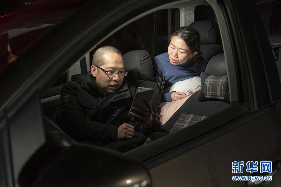 （一線抗疫群英譜&middot;圖文互動）（7）特寫：為節省10分鐘，這對醫護夫妻&ldquo;以車為家&rdquo;