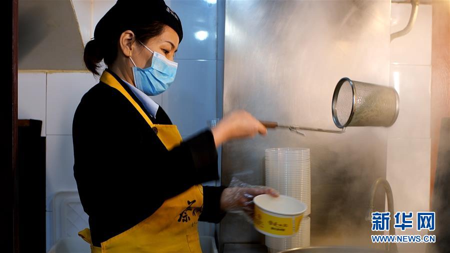 (新華全媒頭條·習近平致敬的戰“疫”英雄·武漢人民篇·圖文互動)(15)壯哉,大武漢——獻給英雄的武漢人民