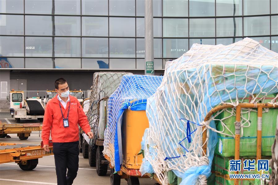 （一線抗疫群英譜&middot;圖文互動）機坪上，他為抗疫物資保駕護航