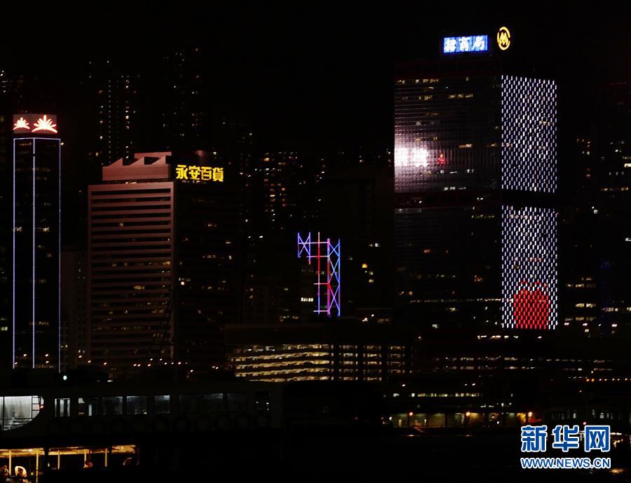 （圖文互動）（2）香港維港兩岸商廈為醫護人員亮燈打氣