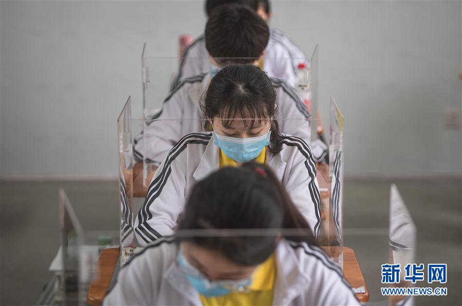(聚焦疫情防控)(3) 武漢高三復(fù)學(xué):透明隔板阻飛沫
