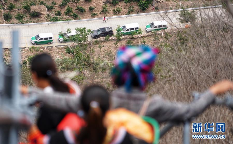 (熱點鮮報·圖文互動)(5)出懸崖記——四川涼山“懸崖村”貧困群眾走下“天梯”搬新居