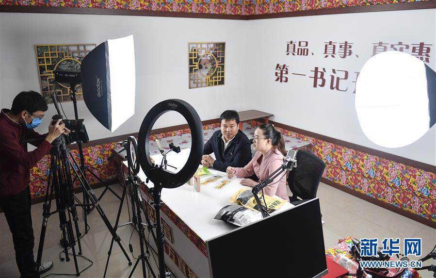 （在習近平新時代中國特色社會主義思想指引下&mdash;&mdash;新時代新作為新篇章&middot;習近平總書記關切事&middot;圖文互動）（2）&ldquo;電&rdquo;亮脫貧致富路&mdash;&mdash;脫貧攻堅戰中的電商故事