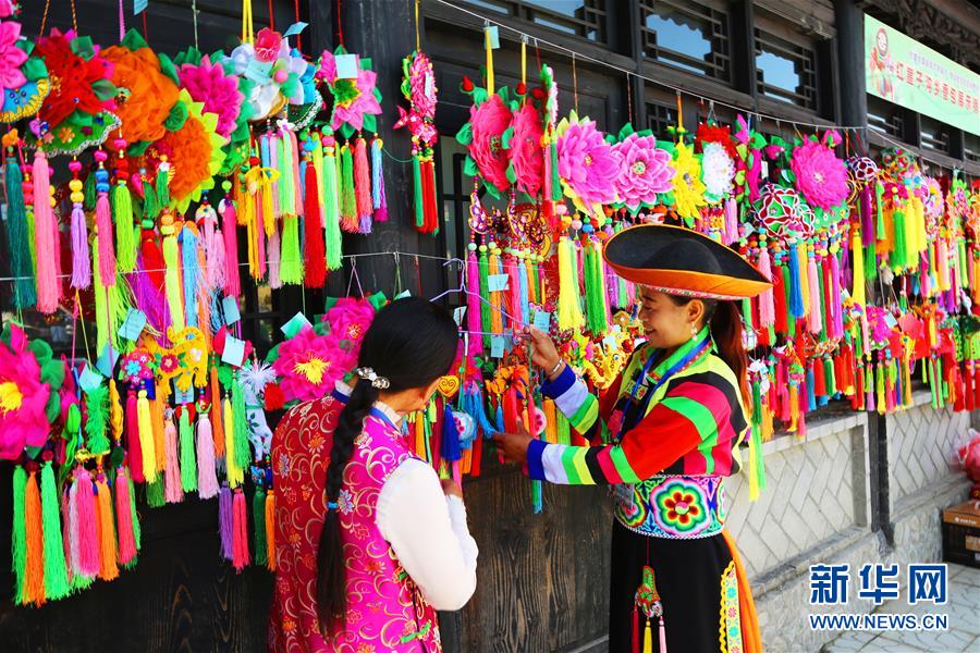 (圖文互動)(3)青海:巧手繡香包 濃情迎端午