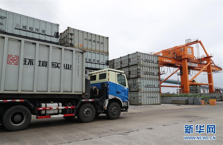 (新華全媒頭條·圖文互動)(1)演繹新時尚 答好治理卷——上海實(shí)施垃圾分類效果追蹤