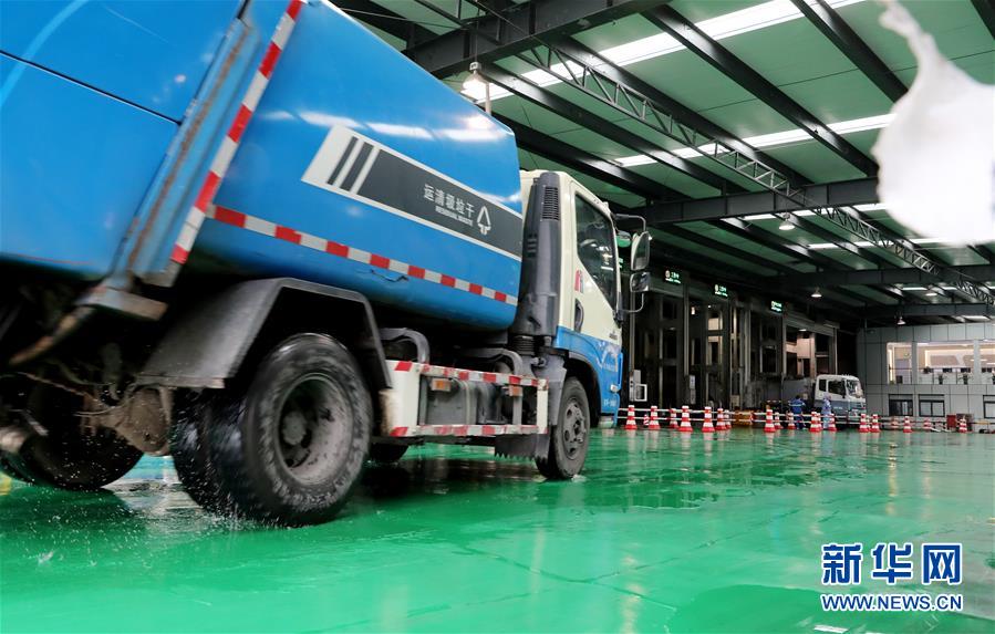 (新華全媒頭條·圖文互動)(2)演繹新時尚 答好治理卷——上海實(shí)施垃圾分類效果追蹤