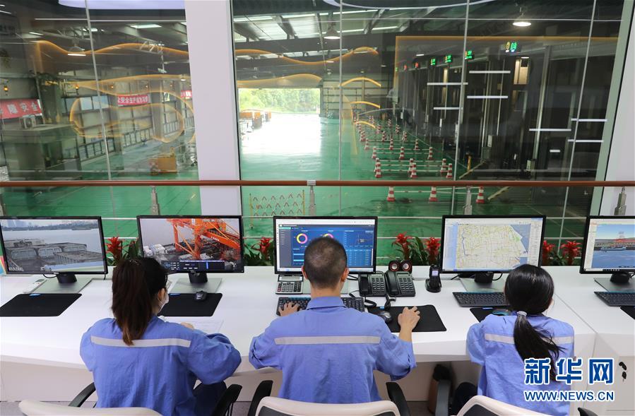 (新華全媒頭條·圖文互動)(12)演繹新時尚 答好治理卷——上海實(shí)施垃圾分類效果追蹤