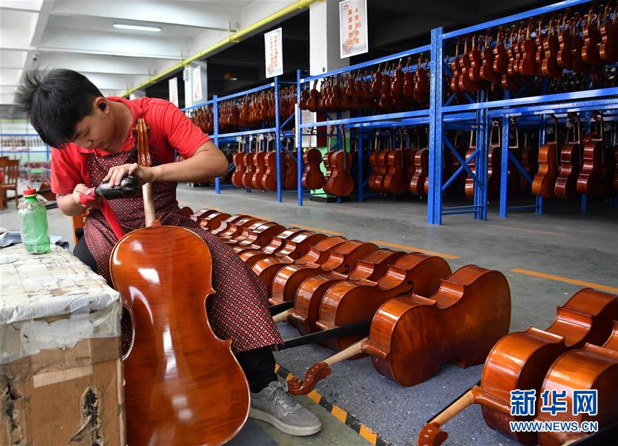 （走向我們的小康生活&middot;圖文互動）（1）放下鋤頭，卻撥動命運的琴弦
