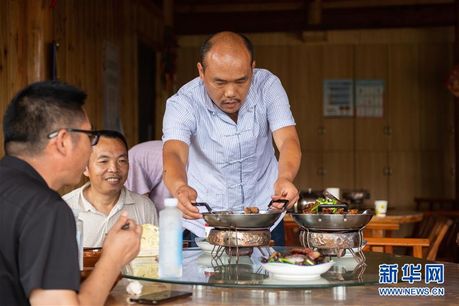 (新華全媒頭條·走向我們的小康生活·圖文互動(dòng))(9)那山,那人,那苗寨——十八洞村三代人的奮斗史