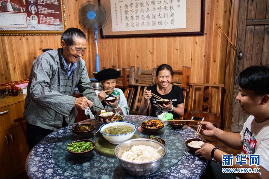 (新華全媒頭條·走向我們的小康生活·圖文互動(dòng))(2)那山,那人,那苗寨——十八洞村三代人的奮斗史