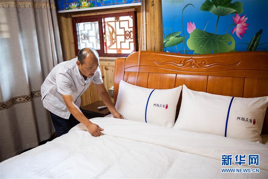 (新華全媒頭條·走向我們的小康生活·圖文互動(dòng))(3)那山,那人,那苗寨——十八洞村三代人的奮斗史