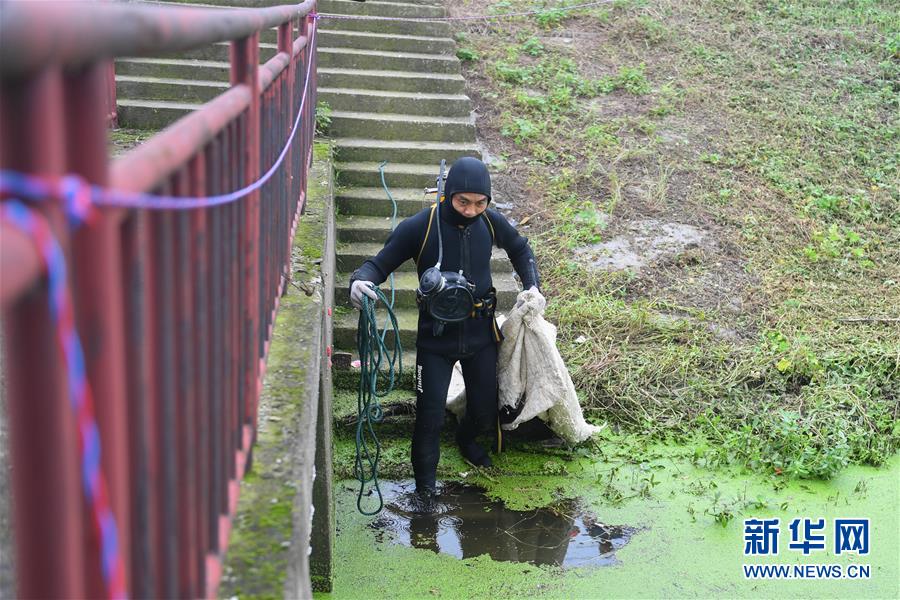 （防汛抗洪&middot;圖文互動）（3）洞庭&ldquo;蛙人&rdquo;：在水下10米打響家園保衛戰