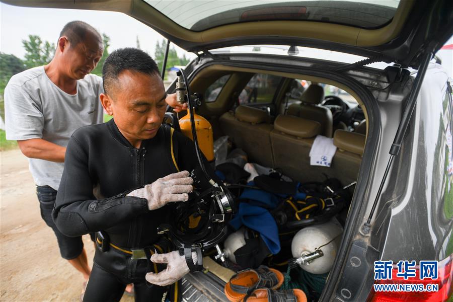 （防汛抗洪&middot;圖文互動）（5）洞庭&ldquo;蛙人&rdquo;：在水下10米打響家園保衛戰