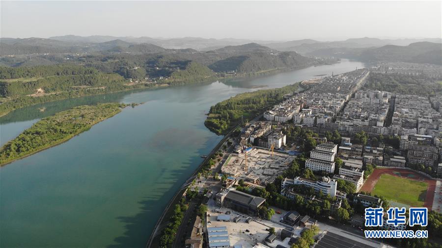 (新華全媒頭條·走向我們的小康生活·圖文互動)(7)奮斗繪就“新天府”——川蜀大地干群“戰貧”軌跡掃描