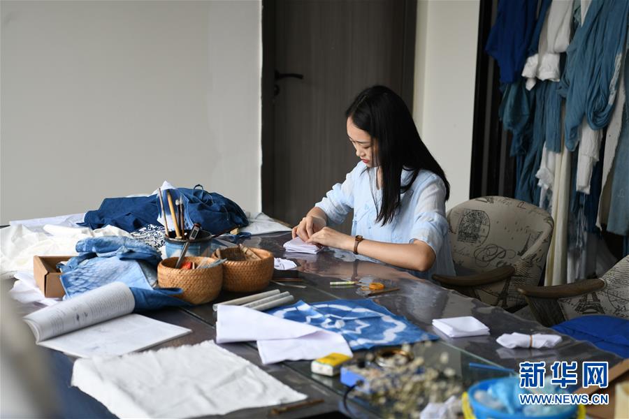 (新華全媒頭條·走向我們的小康生活·圖文互動)(13)奮斗繪就“新天府”——川蜀大地干群“戰貧”軌跡掃描