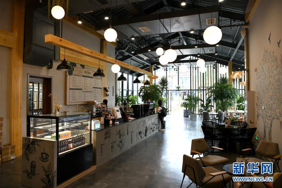 (新華全媒頭條·走向我們的小康生活·圖文互動)(12)奮斗繪就“新天府”——川蜀大地干群“戰貧”軌跡掃描