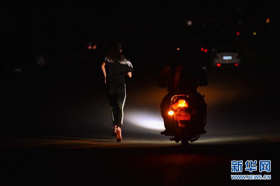 （體育&middot;圖文互動）（23）父愛如燈  伴我奔跑