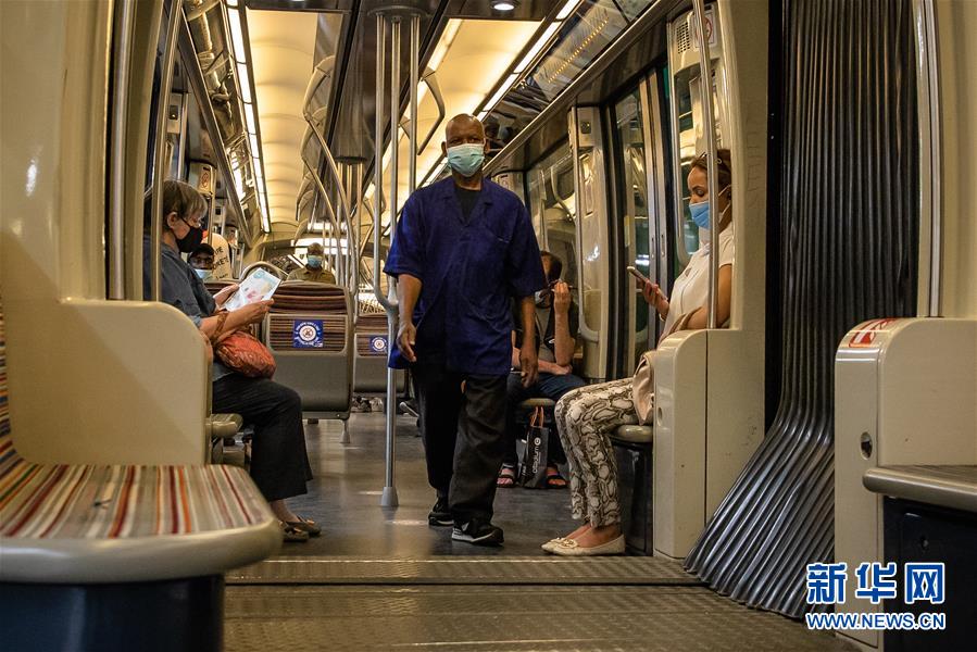 (國(guó)際疫情)(1)法國(guó)開(kāi)始執(zhí)行封閉公共場(chǎng)所強(qiáng)制戴口罩法令