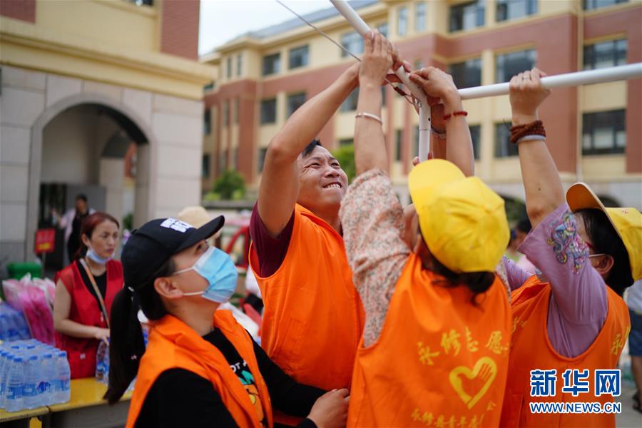 （在習近平新時代中國特色社會主義思想指引下&mdash;&mdash;新時代新作為新篇章&middot;習近平總書記關切事&middot;圖文互動）（5）遮風雨 送安穩&mdash;&mdash;受災群眾轉移安置中的暖心故事