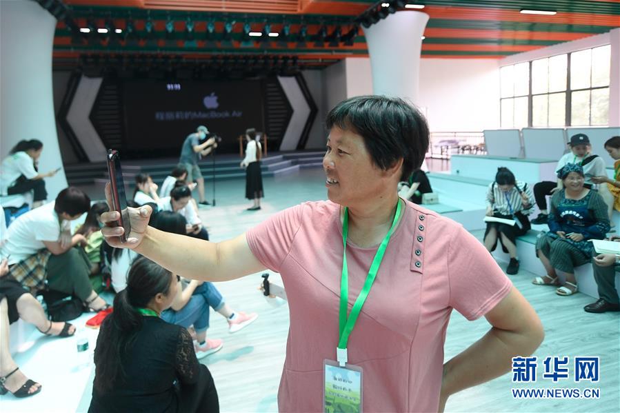 (走向我們的小康生活)(2)浙江衢州:農民變主播 手機變農具