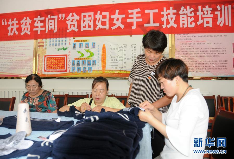（決戰決勝脫貧攻堅&middot;圖文互動）（1）內蒙古河套：一雙巧手、一副棒針、一團毛線打造貧困戶&ldquo;炕頭經濟&rdquo;