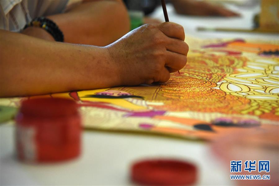 （走向我們的小康生活&middot;圖文互動）（2）放下鋤頭拿畫筆&mdash;&mdash;山東青州農民畫繪出美好新生活