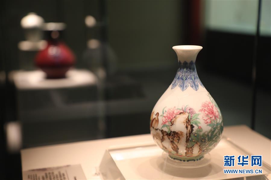 （文化視點&middot;聽文物講故事&middot;圖文互動）（2）琺瑯彩玉壺春瓶：乾隆皇帝甄選 成就舉世孤品